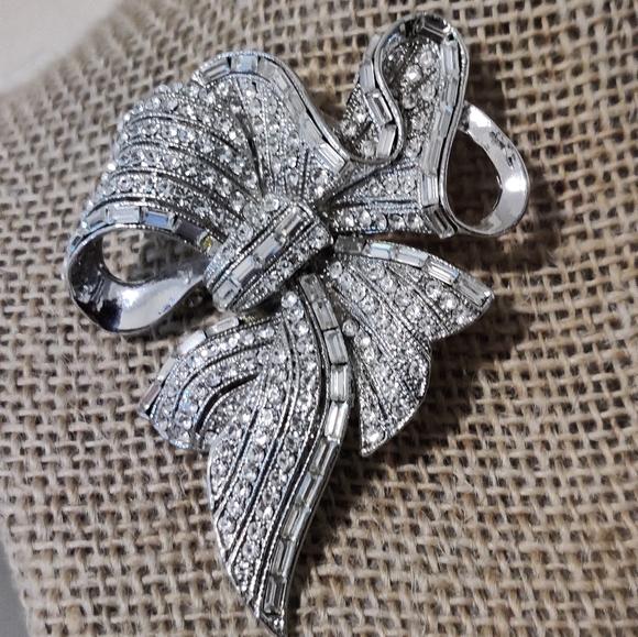 Spectacular Bow Tie Crystal Brooch - Picture 14 of 16